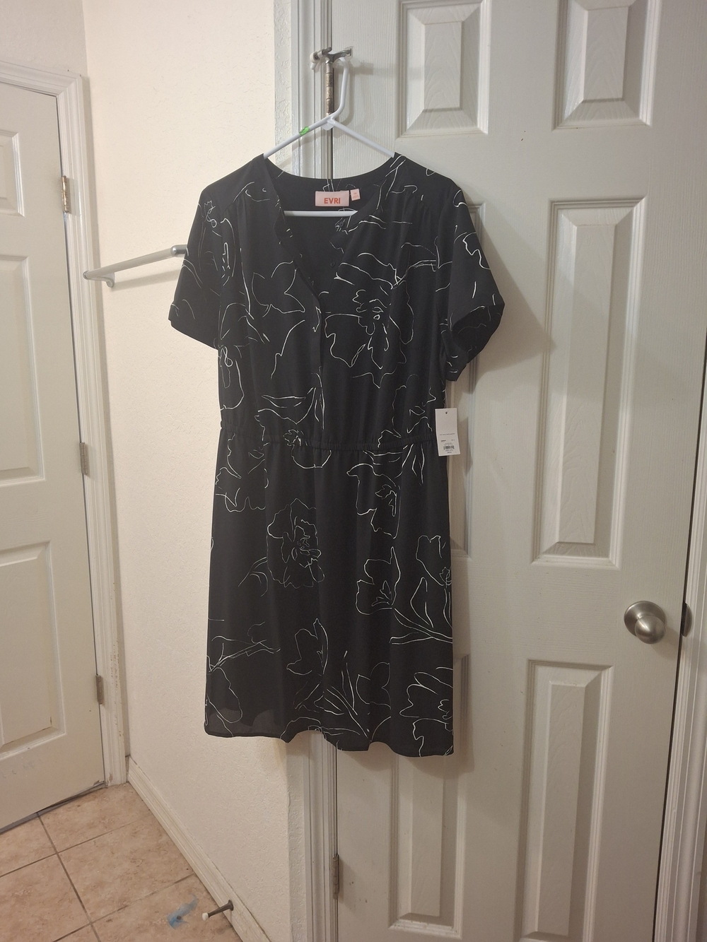 Kohl's Black Floral V-Neck Short Sleeve Mini Dress